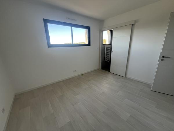 – 5 chambres avec salles d’eau privatives