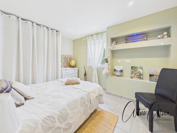 Maison de plain-pied 200 m² avec appartement indépendant et piscine