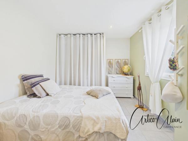 Maison de plain-pied 200 m² avec appartement indépendant et piscine