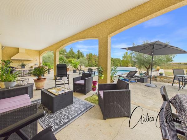 Maison de plain-pied 200 m² avec appartement indépendant et piscine