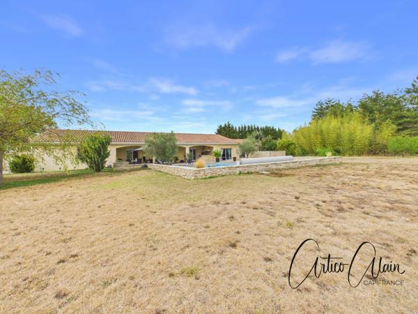 Maison de plain-pied 200 m² avec appartement indépendant et piscine