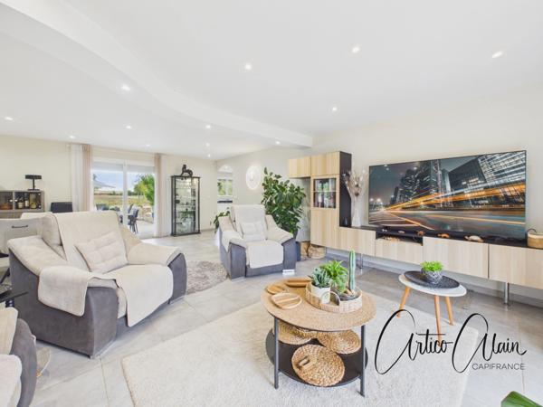 Maison de plain-pied 200 m² avec appartement indépendant et piscine