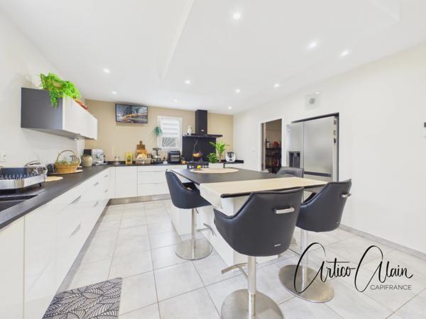 Maison de plain-pied 200 m² avec appartement indépendant et piscine