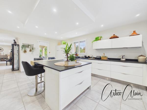 Maison de plain-pied 200 m² avec appartement indépendant et piscine