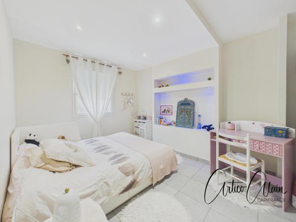 Maison de plain-pied 200 m² avec appartement indépendant et piscine