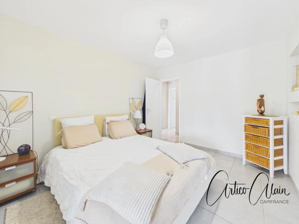 Maison de plain-pied 200 m² avec appartement indépendant et piscine