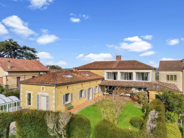 Vente                                                      Propriété
                        
                                         326 m2                     à Pays-de-Belvès