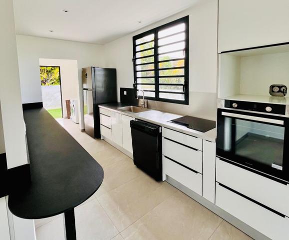 Maison divisée en deux appartements neufs meublés T3 et T5, proche CHU, piscine, terrasses