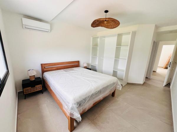 Maison divisée en deux appartements neufs meublés T3 et T5, proche CHU, piscine, terrasses