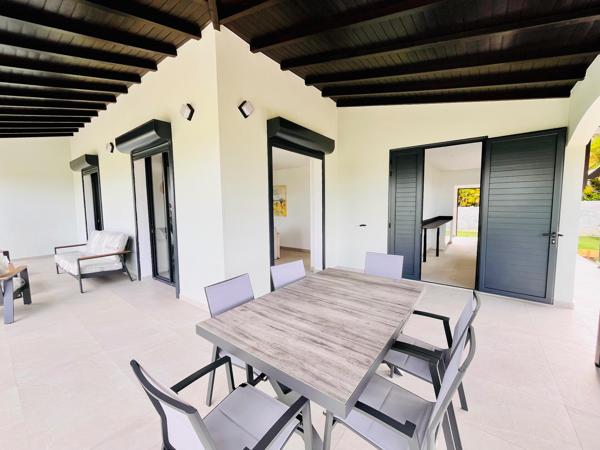 Maison divisée en deux appartements neufs meublés T3 et T5, proche CHU, piscine, terrasses