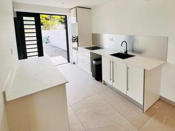 Maison divisée en deux appartements neufs meublés T3 et T5, proche CHU, piscine, terrasses