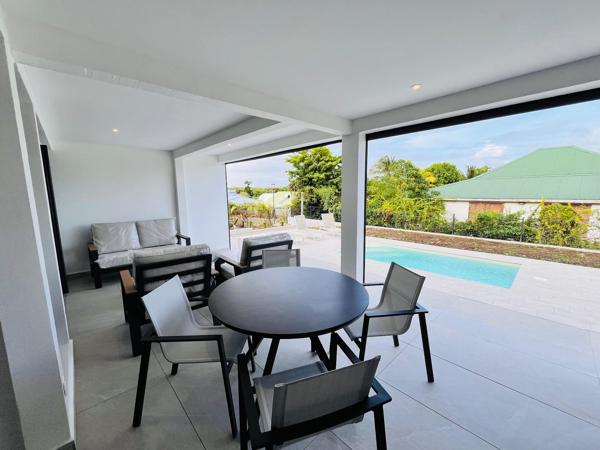 Maison divisée en deux appartements neufs meublés T3 et T5, proche CHU, piscine, terrasses