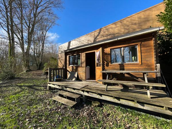EXCLUSIVITÉ ? Terrain de 6 680 m² avec étang, île, chalet et partie constructible