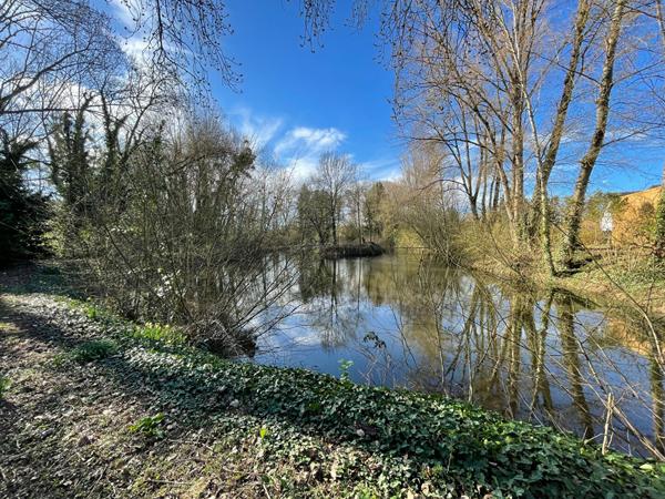 EXCLUSIVITÉ ? Terrain de 6 680 m² avec étang, île, chalet et partie constructible