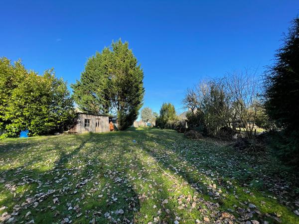 EXCLUSIVITÉ ? Terrain de 6 680 m² avec étang, île, chalet et partie constructible