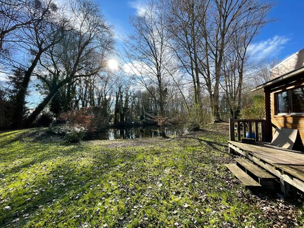 EXCLUSIVITÉ ? Terrain de 6 680 m² avec étang, île, chalet et partie constructible