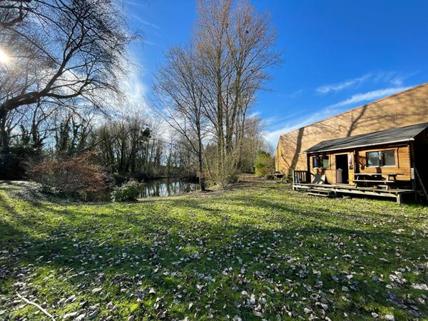 EXCLUSIVITÉ ? Terrain de 6 680 m² avec étang, île, chalet et partie constructible