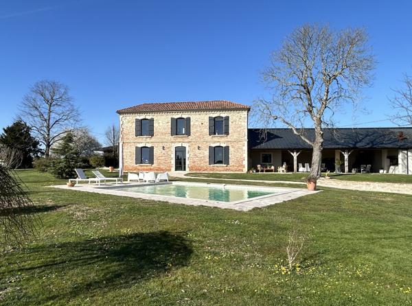 Agen (47000) MAISON 5 CHAMBRES DOUBLE GARAGE TERRAIN DE 3169 M2 ET PISCINE