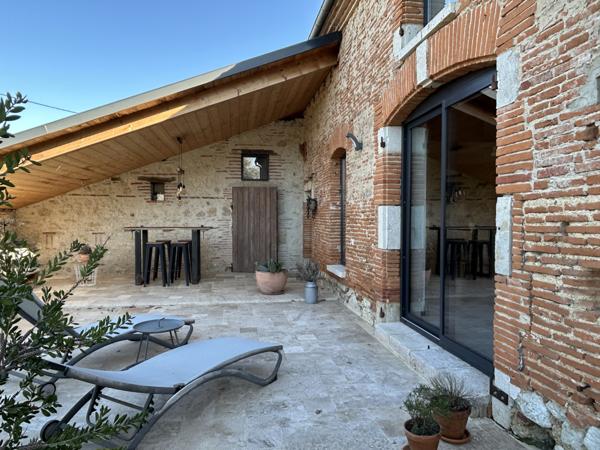 Agen (47000) MAISON 5 CHAMBRES DOUBLE GARAGE TERRAIN DE 3169 M2 ET PISCINE