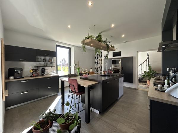 Agen (47000) MAISON 5 CHAMBRES DOUBLE GARAGE TERRAIN DE 3169 M2 ET PISCINE