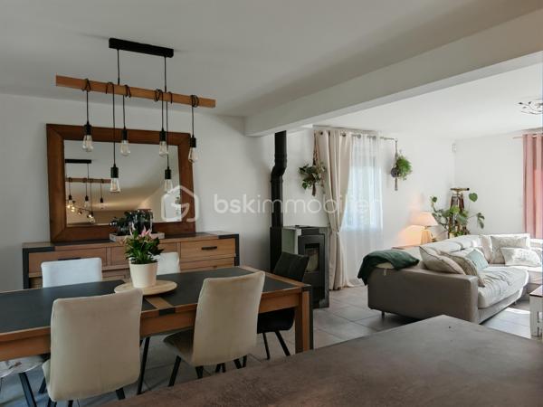 Claire Lemoine, BSK Immobilier, vous présente en exclusivité :

Située dans un environnement calme et verdoyant, cette maison construite en 2012 offre une surface habitable de plus de 130 m², idéale pour une famille à la recherche de confort et d’espace.

Elle se compose au rez-de-chaussée d’une entrée desservant une belle pièce de vie lumineuse d’environ 50 m² avec cuisine ouverte, complétée par une buanderie attenante. Une chambre avec salle d’eau privative permet une véritable vie de plain-pied.

À l’étage, vous trouverez trois chambres, une salle de bain, un dressing ainsi que des WC séparés. Des WC indépendants sont également présents au rez-de-chaussée.

La maison est édifiée sur trois niveaux avec un sous-sol complet, offrant de nombreuses possibilités de rangement, de stationnement ou d’aménagement selon vos besoins.

Le tout est implanté sur un terrain clos de plus de 1000 m², entouré de verdure, garantissant calme et intimité.

Les + :

* Maison récente (2012)
* DPE : C
* Vie de plain-pied
* Chauffage électrique complété par un poêle à pellets
* Sous-sol complet
* Raccordement au tout-à-l’égout
* Réseau RJ45
* Environnement paisible et naturel

À découvrir sans tarder !