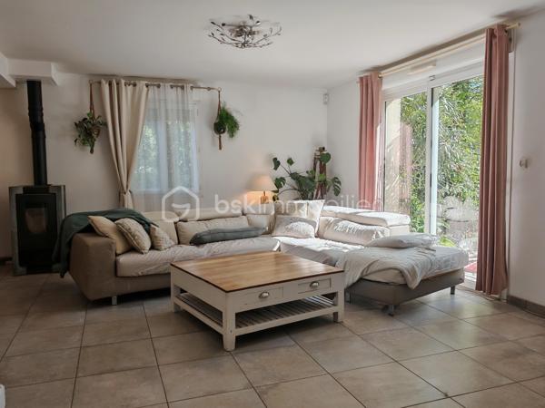 Claire Lemoine, BSK Immobilier, vous présente en exclusivité :

Située dans un environnement calme et verdoyant, cette maison construite en 2012 offre une surface habitable de plus de 130 m², idéale pour une famille à la recherche de confort et d’espace.

Elle se compose au rez-de-chaussée d’une entrée desservant une belle pièce de vie lumineuse d’environ 50 m² avec cuisine ouverte, complétée par une buanderie attenante. Une chambre avec salle d’eau privative permet une véritable vie de plain-pied.

À l’étage, vous trouverez trois chambres, une salle de bain, un dressing ainsi que des WC séparés. Des WC indépendants sont également présents au rez-de-chaussée.

La maison est édifiée sur trois niveaux avec un sous-sol complet, offrant de nombreuses possibilités de rangement, de stationnement ou d’aménagement selon vos besoins.

Le tout est implanté sur un terrain clos de plus de 1000 m², entouré de verdure, garantissant calme et intimité.

Les + :

* Maison récente (2012)
* DPE : C
* Vie de plain-pied
* Chauffage électrique complété par un poêle à pellets
* Sous-sol complet
* Raccordement au tout-à-l’égout
* Réseau RJ45
* Environnement paisible et naturel

À découvrir sans tarder !