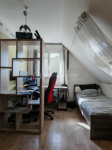 Claire Lemoine, BSK Immobilier, vous présente en exclusivité :

Située dans un environnement calme et verdoyant, cette maison construite en 2012 offre une surface habitable de plus de 130 m², idéale pour une famille à la recherche de confort et d’espace.

Elle se compose au rez-de-chaussée d’une entrée desservant une belle pièce de vie lumineuse d’environ 50 m² avec cuisine ouverte, complétée par une buanderie attenante. Une chambre avec salle d’eau privative permet une véritable vie de plain-pied.

À l’étage, vous trouverez trois chambres, une salle de bain, un dressing ainsi que des WC séparés. Des WC indépendants sont également présents au rez-de-chaussée.

La maison est édifiée sur trois niveaux avec un sous-sol complet, offrant de nombreuses possibilités de rangement, de stationnement ou d’aménagement selon vos besoins.

Le tout est implanté sur un terrain clos de plus de 1000 m², entouré de verdure, garantissant calme et intimité.

Les + :

* Maison récente (2012)
* DPE : C
* Vie de plain-pied
* Chauffage électrique complété par un poêle à pellets
* Sous-sol complet
* Raccordement au tout-à-l’égout
* Réseau RJ45
* Environnement paisible et naturel

À découvrir sans tarder !