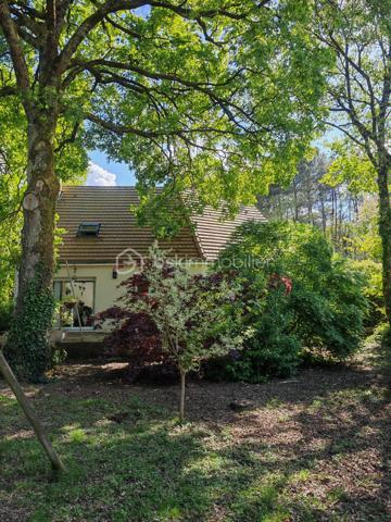 Claire Lemoine, BSK Immobilier, vous présente en exclusivité :

Située dans un environnement calme et verdoyant, cette maison construite en 2012 offre une surface habitable de plus de 130 m², idéale pour une famille à la recherche de confort et d’espace.

Elle se compose au rez-de-chaussée d’une entrée desservant une belle pièce de vie lumineuse d’environ 50 m² avec cuisine ouverte, complétée par une buanderie attenante. Une chambre avec salle d’eau privative permet une véritable vie de plain-pied.

À l’étage, vous trouverez trois chambres, une salle de bain, un dressing ainsi que des WC séparés. Des WC indépendants sont également présents au rez-de-chaussée.

La maison est édifiée sur trois niveaux avec un sous-sol complet, offrant de nombreuses possibilités de rangement, de stationnement ou d’aménagement selon vos besoins.

Le tout est implanté sur un terrain clos de plus de 1000 m², entouré de verdure, garantissant calme et intimité.

Les + :

* Maison récente (2012)
* DPE : C
* Vie de plain-pied
* Chauffage électrique complété par un poêle à pellets
* Sous-sol complet
* Raccordement au tout-à-l’égout
* Réseau RJ45
* Environnement paisible et naturel

À découvrir sans tarder !