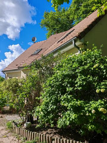 Claire Lemoine, BSK Immobilier, vous présente en exclusivité :

Située dans un environnement calme et verdoyant, cette maison construite en 2012 offre une surface habitable de plus de 130 m², idéale pour une famille à la recherche de confort et d’espace.

Elle se compose au rez-de-chaussée d’une entrée desservant une belle pièce de vie lumineuse d’environ 50 m² avec cuisine ouverte, complétée par une buanderie attenante. Une chambre avec salle d’eau privative permet une véritable vie de plain-pied.

À l’étage, vous trouverez trois chambres, une salle de bain, un dressing ainsi que des WC séparés. Des WC indépendants sont également présents au rez-de-chaussée.

La maison est édifiée sur trois niveaux avec un sous-sol complet, offrant de nombreuses possibilités de rangement, de stationnement ou d’aménagement selon vos besoins.

Le tout est implanté sur un terrain clos de plus de 1000 m², entouré de verdure, garantissant calme et intimité.

Les + :

* Maison récente (2012)
* DPE : C
* Vie de plain-pied
* Chauffage électrique complété par un poêle à pellets
* Sous-sol complet
* Raccordement au tout-à-l’égout
* Réseau RJ45
* Environnement paisible et naturel

À découvrir sans tarder !