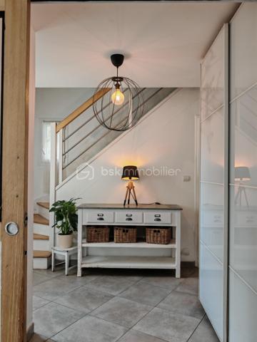 Claire Lemoine, BSK Immobilier, vous présente en exclusivité :

Située dans un environnement calme et verdoyant, cette maison construite en 2012 offre une surface habitable de plus de 130 m², idéale pour une famille à la recherche de confort et d’espace.

Elle se compose au rez-de-chaussée d’une entrée desservant une belle pièce de vie lumineuse d’environ 50 m² avec cuisine ouverte, complétée par une buanderie attenante. Une chambre avec salle d’eau privative permet une véritable vie de plain-pied.

À l’étage, vous trouverez trois chambres, une salle de bain, un dressing ainsi que des WC séparés. Des WC indépendants sont également présents au rez-de-chaussée.

La maison est édifiée sur trois niveaux avec un sous-sol complet, offrant de nombreuses possibilités de rangement, de stationnement ou d’aménagement selon vos besoins.

Le tout est implanté sur un terrain clos de plus de 1000 m², entouré de verdure, garantissant calme et intimité.

Les + :

* Maison récente (2012)
* DPE : C
* Vie de plain-pied
* Chauffage électrique complété par un poêle à pellets
* Sous-sol complet
* Raccordement au tout-à-l’égout
* Réseau RJ45
* Environnement paisible et naturel

À découvrir sans tarder !