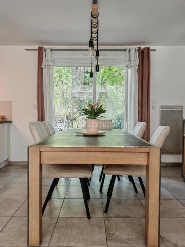 Claire Lemoine, BSK Immobilier, vous présente en exclusivité :

Située dans un environnement calme et verdoyant, cette maison construite en 2012 offre une surface habitable de plus de 130 m², idéale pour une famille à la recherche de confort et d’espace.

Elle se compose au rez-de-chaussée d’une entrée desservant une belle pièce de vie lumineuse d’environ 50 m² avec cuisine ouverte, complétée par une buanderie attenante. Une chambre avec salle d’eau privative permet une véritable vie de plain-pied.

À l’étage, vous trouverez trois chambres, une salle de bain, un dressing ainsi que des WC séparés. Des WC indépendants sont également présents au rez-de-chaussée.

La maison est édifiée sur trois niveaux avec un sous-sol complet, offrant de nombreuses possibilités de rangement, de stationnement ou d’aménagement selon vos besoins.

Le tout est implanté sur un terrain clos de plus de 1000 m², entouré de verdure, garantissant calme et intimité.

Les + :

* Maison récente (2012)
* DPE : C
* Vie de plain-pied
* Chauffage électrique complété par un poêle à pellets
* Sous-sol complet
* Raccordement au tout-à-l’égout
* Réseau RJ45
* Environnement paisible et naturel

À découvrir sans tarder !