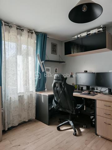 Claire Lemoine, BSK Immobilier, vous présente en exclusivité :

Située dans un environnement calme et verdoyant, cette maison construite en 2012 offre une surface habitable de plus de 130 m², idéale pour une famille à la recherche de confort et d’espace.

Elle se compose au rez-de-chaussée d’une entrée desservant une belle pièce de vie lumineuse d’environ 50 m² avec cuisine ouverte, complétée par une buanderie attenante. Une chambre avec salle d’eau privative permet une véritable vie de plain-pied.

À l’étage, vous trouverez trois chambres, une salle de bain, un dressing ainsi que des WC séparés. Des WC indépendants sont également présents au rez-de-chaussée.

La maison est édifiée sur trois niveaux avec un sous-sol complet, offrant de nombreuses possibilités de rangement, de stationnement ou d’aménagement selon vos besoins.

Le tout est implanté sur un terrain clos de plus de 1000 m², entouré de verdure, garantissant calme et intimité.

Les + :

* Maison récente (2012)
* DPE : C
* Vie de plain-pied
* Chauffage électrique complété par un poêle à pellets
* Sous-sol complet
* Raccordement au tout-à-l’égout
* Réseau RJ45
* Environnement paisible et naturel

À découvrir sans tarder !