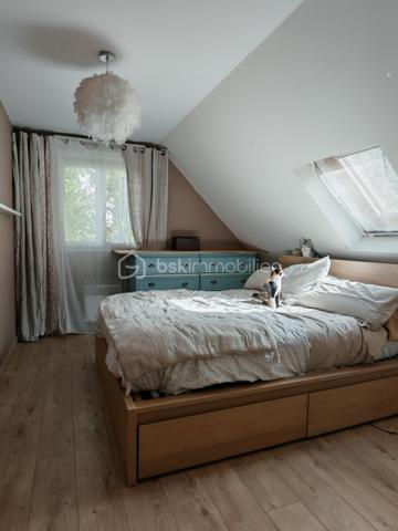 Claire Lemoine, BSK Immobilier, vous présente en exclusivité :

Située dans un environnement calme et verdoyant, cette maison construite en 2012 offre une surface habitable de plus de 130 m², idéale pour une famille à la recherche de confort et d’espace.

Elle se compose au rez-de-chaussée d’une entrée desservant une belle pièce de vie lumineuse d’environ 50 m² avec cuisine ouverte, complétée par une buanderie attenante. Une chambre avec salle d’eau privative permet une véritable vie de plain-pied.

À l’étage, vous trouverez trois chambres, une salle de bain, un dressing ainsi que des WC séparés. Des WC indépendants sont également présents au rez-de-chaussée.

La maison est édifiée sur trois niveaux avec un sous-sol complet, offrant de nombreuses possibilités de rangement, de stationnement ou d’aménagement selon vos besoins.

Le tout est implanté sur un terrain clos de plus de 1000 m², entouré de verdure, garantissant calme et intimité.

Les + :

* Maison récente (2012)
* DPE : C
* Vie de plain-pied
* Chauffage électrique complété par un poêle à pellets
* Sous-sol complet
* Raccordement au tout-à-l’égout
* Réseau RJ45
* Environnement paisible et naturel

À découvrir sans tarder !