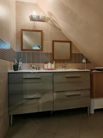 Claire Lemoine, BSK Immobilier, vous présente en exclusivité :

Située dans un environnement calme et verdoyant, cette maison construite en 2012 offre une surface habitable de plus de 130 m², idéale pour une famille à la recherche de confort et d’espace.

Elle se compose au rez-de-chaussée d’une entrée desservant une belle pièce de vie lumineuse d’environ 50 m² avec cuisine ouverte, complétée par une buanderie attenante. Une chambre avec salle d’eau privative permet une véritable vie de plain-pied.

À l’étage, vous trouverez trois chambres, une salle de bain, un dressing ainsi que des WC séparés. Des WC indépendants sont également présents au rez-de-chaussée.

La maison est édifiée sur trois niveaux avec un sous-sol complet, offrant de nombreuses possibilités de rangement, de stationnement ou d’aménagement selon vos besoins.

Le tout est implanté sur un terrain clos de plus de 1000 m², entouré de verdure, garantissant calme et intimité.

Les + :

* Maison récente (2012)
* DPE : C
* Vie de plain-pied
* Chauffage électrique complété par un poêle à pellets
* Sous-sol complet
* Raccordement au tout-à-l’égout
* Réseau RJ45
* Environnement paisible et naturel

À découvrir sans tarder !