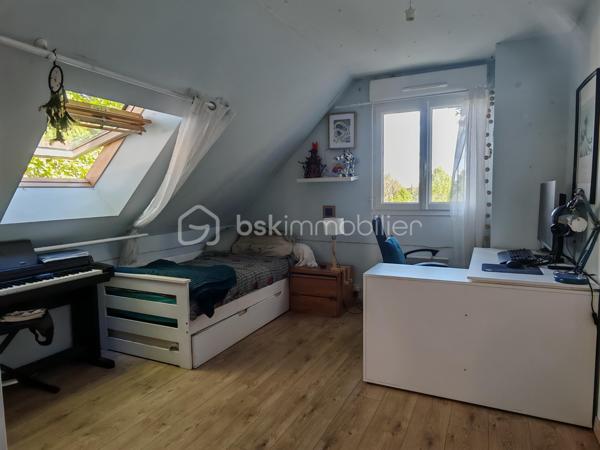 Claire Lemoine, BSK Immobilier, vous présente en exclusivité :

Située dans un environnement calme et verdoyant, cette maison construite en 2012 offre une surface habitable de plus de 130 m², idéale pour une famille à la recherche de confort et d’espace.

Elle se compose au rez-de-chaussée d’une entrée desservant une belle pièce de vie lumineuse d’environ 50 m² avec cuisine ouverte, complétée par une buanderie attenante. Une chambre avec salle d’eau privative permet une véritable vie de plain-pied.

À l’étage, vous trouverez trois chambres, une salle de bain, un dressing ainsi que des WC séparés. Des WC indépendants sont également présents au rez-de-chaussée.

La maison est édifiée sur trois niveaux avec un sous-sol complet, offrant de nombreuses possibilités de rangement, de stationnement ou d’aménagement selon vos besoins.

Le tout est implanté sur un terrain clos de plus de 1000 m², entouré de verdure, garantissant calme et intimité.

Les + :

* Maison récente (2012)
* DPE : C
* Vie de plain-pied
* Chauffage électrique complété par un poêle à pellets
* Sous-sol complet
* Raccordement au tout-à-l’égout
* Réseau RJ45
* Environnement paisible et naturel

À découvrir sans tarder !
