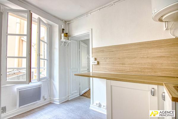 Versailles Chantiers / Mairie Appartement 2 pièces 34.12 m² carrez situé au 1er étage €260 000 ** - Référence 27320