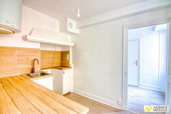 Versailles Chantiers / Mairie Appartement 2 pièces 34.12 m² carrez situé au 1er étage €260 000 ** - Référence 27320