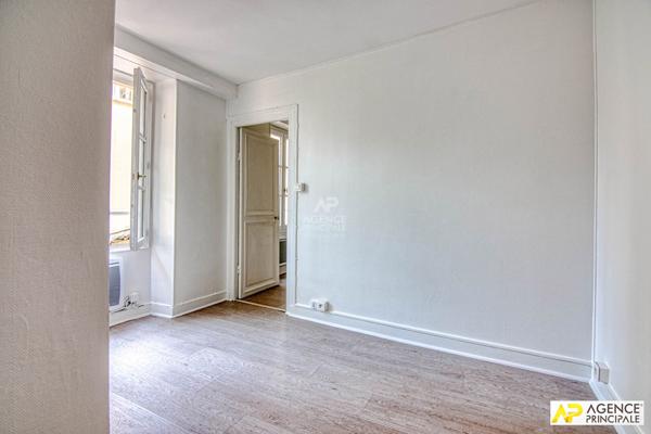 Versailles Chantiers / Mairie Appartement 2 pièces 34.12 m² carrez situé au 1er étage €260 000 ** - Référence 27320
