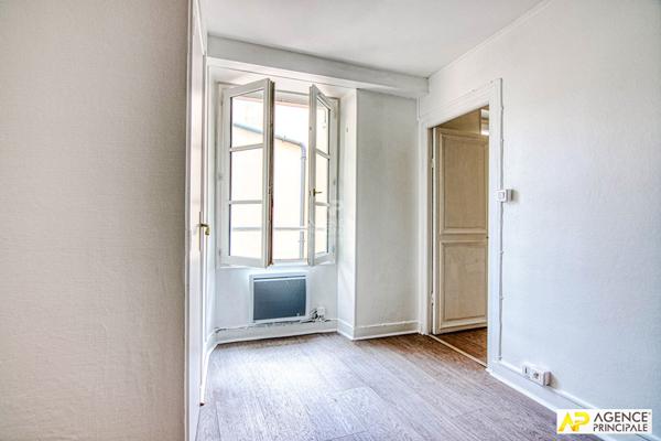 Versailles Chantiers / Mairie Appartement 2 pièces 34.12 m² carrez situé au 1er étage €260 000 ** - Référence 27320