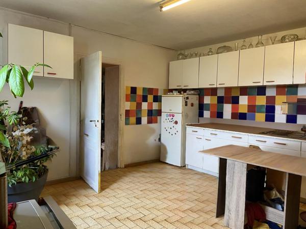 IMMEUBLE COMMERCIAL ET HABITATION EN COEUR DE VILLAGE