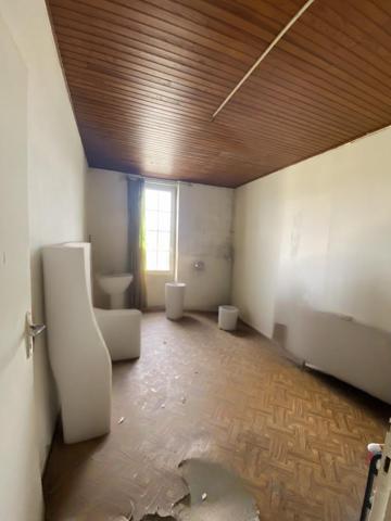 IMMEUBLE COMMERCIAL ET HABITATION EN COEUR DE VILLAGE