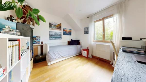 Maison familiale de 229 m² habitables – 5 chambres, bureau, espace indépendant et jardin paysager