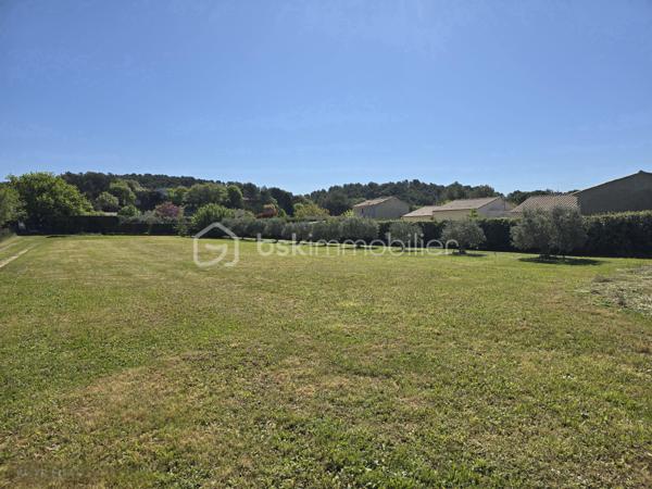 En exclusivité, à la vente à Lauris, magnifique terrain constructible de 1700 m² situé dans un environnement calme et recherché, à seulement quelques minutes à pied du centre du village.

La parcelle, agrémentée de superbes oliviers, offre un cadre authentique et plein de charme, idéal pour réaliser votre projet de construction au cœur du Luberon.

Les viabilités (eau, électricité et tout à l’égout) sont en bordure de terrain, facilitant les raccordements et la réalisation des travaux.

Terrain libre constructeur avec possibilité de division parcellaire.

Un bien rare dans un cadre privilégié, proche des commodités et de la vie du village.

N’hésitez pas à me contacter pour plus d’informations ou organiser une visite.