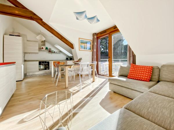 Bel attique 68m2 au sol avec balcon - 2 chambres vendu avec cave, garage et parking ext en centre-village