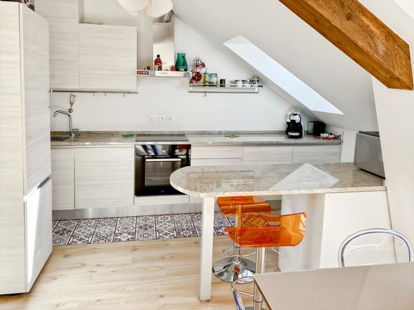 Bel attique 68m2 au sol avec balcon - 2 chambres vendu avec cave, garage et parking ext en centre-village