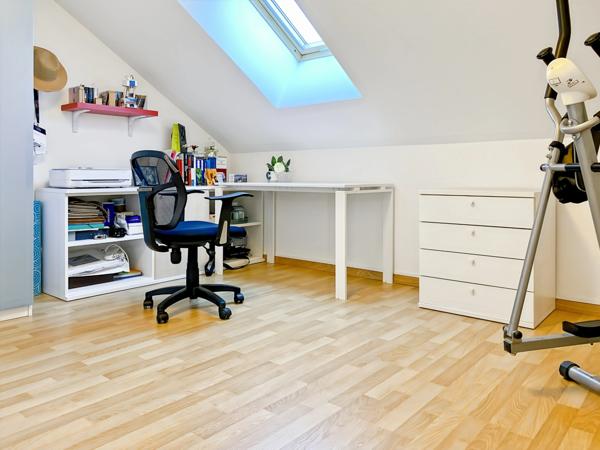 Bel attique 68m2 au sol avec balcon - 2 chambres vendu avec cave, garage et parking ext en centre-village