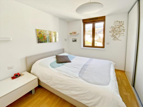 Bel attique 68m2 au sol avec balcon - 2 chambres vendu avec cave, garage et parking ext en centre-village