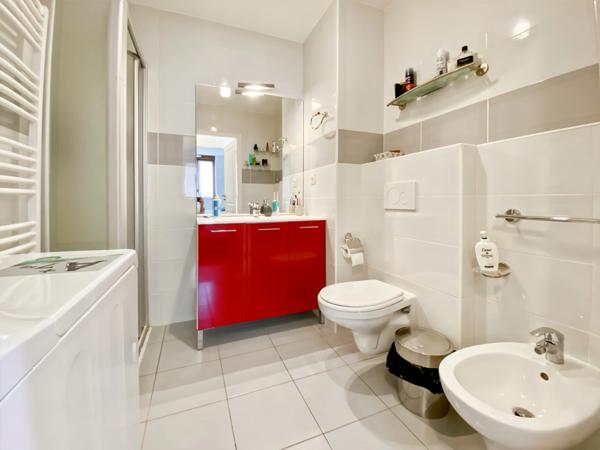 Bel attique 68m2 au sol avec balcon - 2 chambres vendu avec cave, garage et parking ext en centre-village