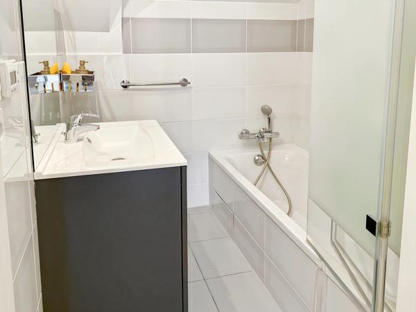 Bel attique 68m2 au sol avec balcon - 2 chambres vendu avec cave, garage et parking ext en centre-village