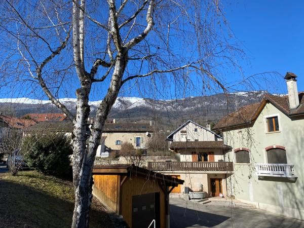 Bel attique 68m2 au sol avec balcon - 2 chambres vendu avec cave, garage et parking ext en centre-village